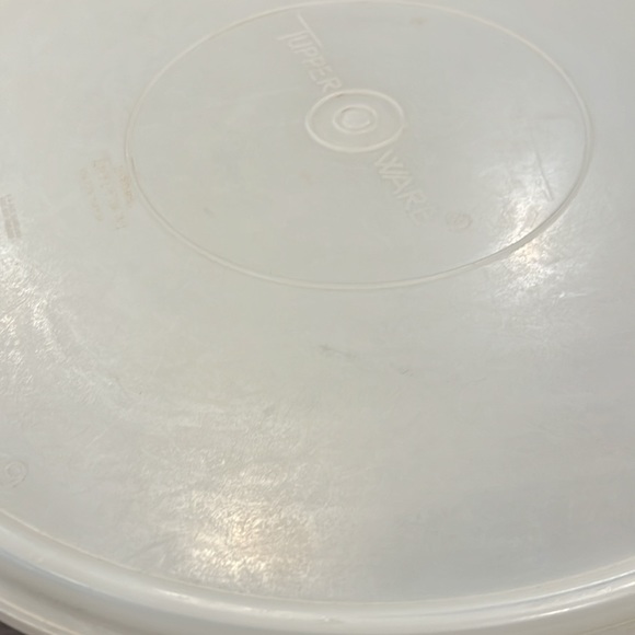 Large Tupperware container - Picture 7 of 7